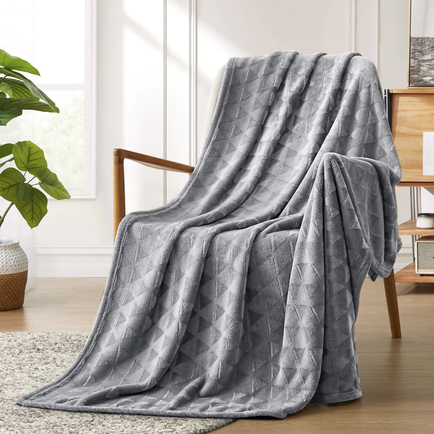 Excervent Soft Fleece Throw Blanket (50x70 inches) Lightweight Grey Flannel Blankets with Decorative Triangle Pattern for Sofa Couch Bed Plush Cozy Throws